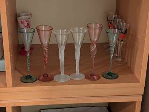 lot 334 image: Champagne Flute Glass Set - Assorted Twisted Stems, PinkTealClear