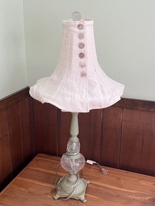lot 20 image: Vintage Button-Front Table Lamp with Pink Linen Shade (7 Buttons)