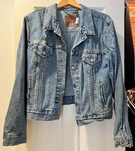 lot 45 image: Levis Denim Jacket - Large (Adult) - Blue Wash Trucker Style with Hard Rock Patch