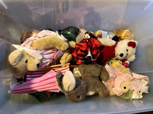 lot 61 image: Madame Alexander Dolls - Portraits of Children Vintage Collection Assortment