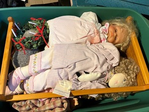 lot 62 image: Vintage Cloth Doll Lot in Wooden Bed with Hats & Accessories