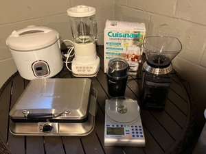 lot 86 image: Assorted Kitchen Appliances - Cuisinart Mini-Prep Plus Processor, Griddler, KitchenAid Blender, Aroma Rice Cooker