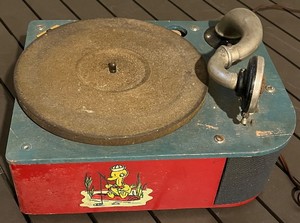 lot 87 image: Burkaw Electric Co. Toy Record Player - Red Front, Teal Top, Cartoon Panel