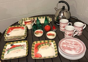 lot 273 image: Spode Saint Nick for Williams-Sonoma Christmas Dinnerware Set - Made in England (2005)