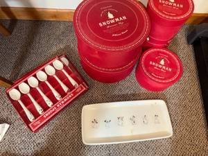 lot 400 image: Williams-Sonoma Snowman Decorative Dishes - 12-Piece Mugs, Bowls, Spoons & Tray