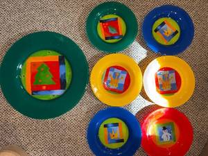 lot 401 image: Dibbern Porcelain Nesting Plates - 6 Salad Plates and One Platter Christmas Tree Pattern Multi-Color Set