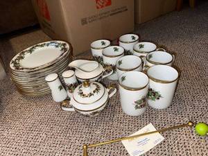 lot 403 image: Holly Berry Gold Rim China Dinnerware Set - Teapot, Creamer, Sugar & 12 Plates with Cups