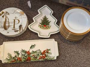 lot 404 image: Gien Le Houx Faience Plates - Holly Pattern, France Williams-Sonoma Gold Rim Dinner Plates