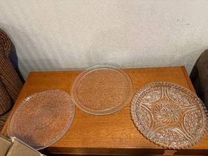 lot 412 image: Clear Cut Glass Plate Set - 3-Piece Patterned Glass Plates with DiamondStarburst Motifs