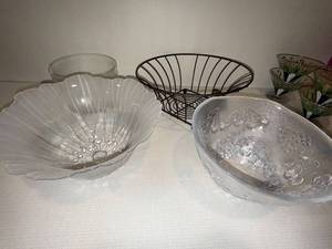 lot 433 image: Frosted Ribbed Glass Bowl & Embossed Oval Glass Bowl & Wire Mesh Basket