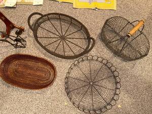 lot 463 image: Set of 4 Kitchen Baskets & Trivets - Round Wire Trivets, Fry Basket, Wicker Basket