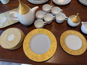 lot 467 image: Rosenthal Bjorn Wiinblad Gold Magic Flute Sarastro Dishes