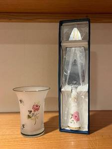 lot 349 image: Royal Worcester Vase & Floral Cake Knife in Blue Box
