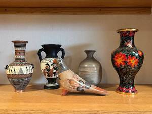 lot 376 image: Decorative Vases & Bird Figurine (Lot of 6)