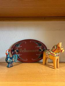 lot 380 image: Norwegian Hand-Painted Wooden Rooster & Dala Horse Set with Velkommen Plate