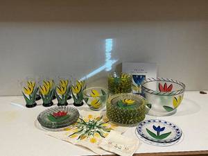 lot 389 image: Kosta Boda Tulipa Glassware Set - 6 Tulip Tumblers, Plates & Bowls with Yellow Tulips