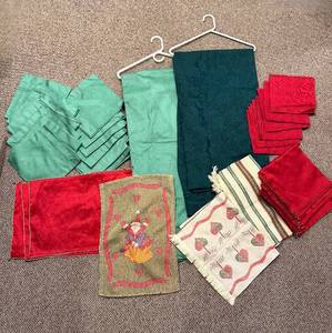 lot 421 image: Assorted Fabric Pieces & Table Linens Bundle