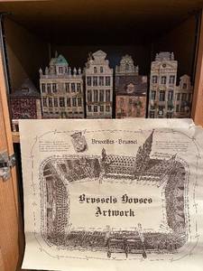 lot 422 image: Brussels Hooves Artwork Miniature Townhouse Set