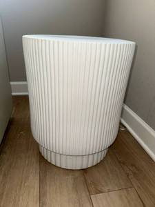 Modern White Fluted Pedestal Side Table Accent Stool 16x18 Good