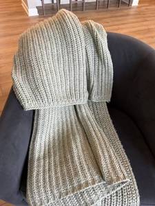 West Elm Chunky Knit Throw Blanket Sage Green 50x60 Good