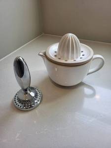 Transpac White Ceramic Citrus Juicer