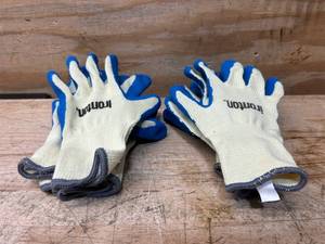 lot 76 image: IRONTON Large Gloves lot of 4