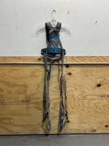 lot 284 image: Sklon ski and snowboard harness trainer for kids