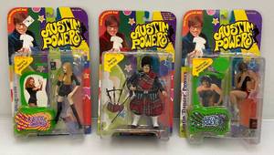 lot 17 image: Misc. AUSTIN POWERS Action Figures (NIB)