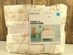 lot 2 image: Satin Quilt - Room Essentials