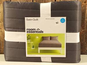lot 8 image: Room Essentials - Gray FullQueen Satin Quilt