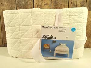 lot 58 image: Microfiber Quilt - Room Essentials