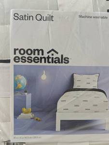 lot 87 image: Room Essentials - Satin Quilt