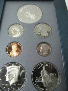 lot 135 image: 1995 Mint Prestige Set