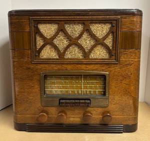 lot 4R image: RR - Vintage Coronado Radio