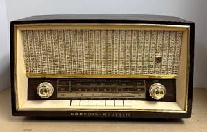 lot 19R image: LLR - Vintage Grundig Majestic FMAM Radio Model 2140U