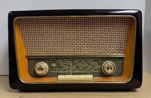 lot 26R image: LLR - Vintage Emud Rekord Junior 196 Table Radio - 117V AC - 6 Ohm Speaker