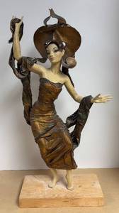 lot 41R image: LLR - Vintage Sophisticated Art Deco Style Female Figurine
