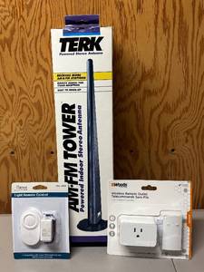 lot 106R image: RR - New TERK AMFM Tower Indoor Antenna and Patriot Lighting Remote 363-5808 - Woods 59742WD