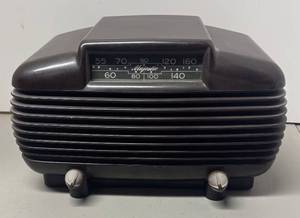 lot 237R image: RR - Vintage Majestic Table Radio with Bakelite Cabinet