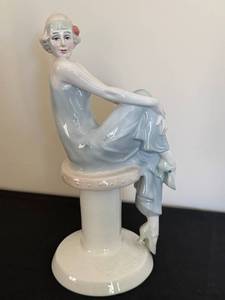 lot 45D image: DR - Royal Doulton Reflections Flirtation HN 3071 Figurine