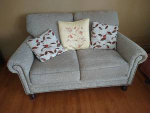 lot 3 image: Pedestal Foot Loveseat