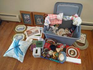 lot 8 image: Lot of Wall Art and Decor