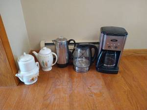 lot 27 image: Coffee Pots and Electric Water Kettle