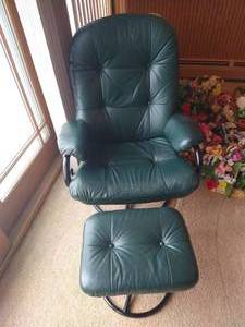 lot 44 image: Green Leather Reclining Office Chair and Foot Stool
