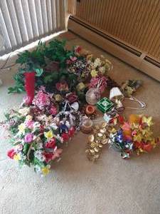 lot 46 image: Floral and Decor Lot - Candles, Bird Lamp and Clock, Cute Baskets, Flowers