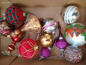 lot 75 image: Box of Misc. Ornaments