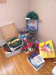 lot 86 image: Christmas Floral Baskets, Wreaths, Garland, Musical Carol Clock