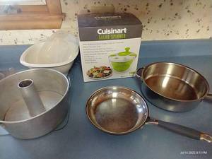lot 99 image: Mixed Kitchen Lot - 2 Pots, Angel Food Pan, Salad Spinner