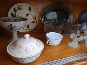 lot 114 image: Shelf of Glassware #3