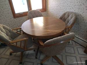 lot 125 image: Table With (4) Upholstered Rolling Chairs and Leaf